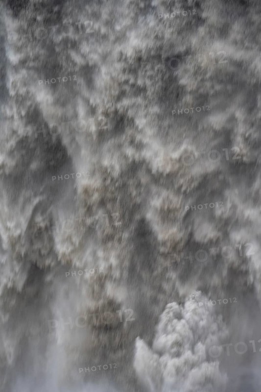 Falling water masses