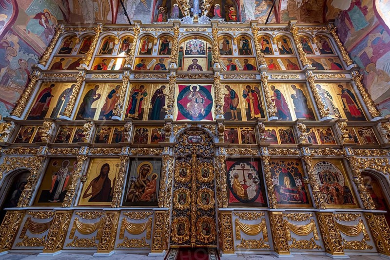 Icons on the wall of the Bogoroditse-Uspenskiy Sviyazhsky Monastery
