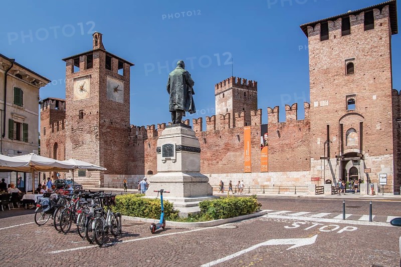 Statua di Camillo Benso Conte di Cavour in front of the Castelvecchio