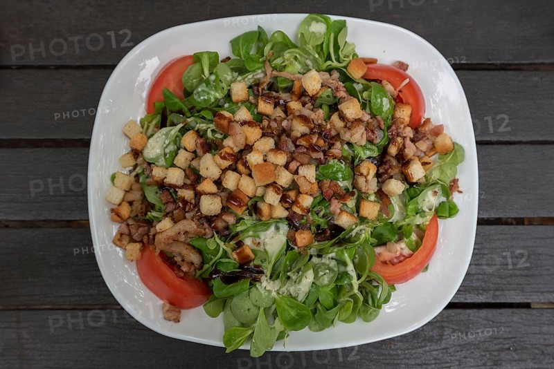 Lamb's lettuce with ham and croutons