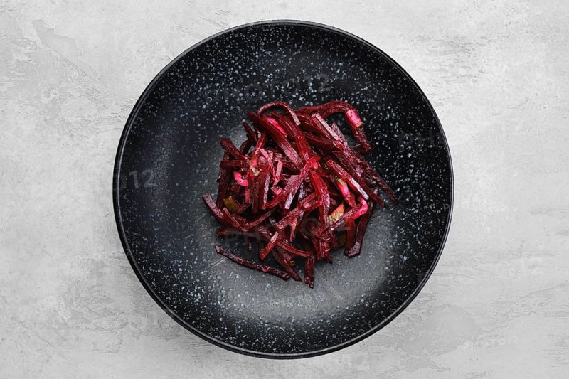 Garnish to the main dish -marinated slices of beetroot