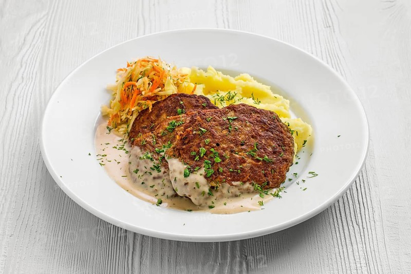 Plate with liver cutlet