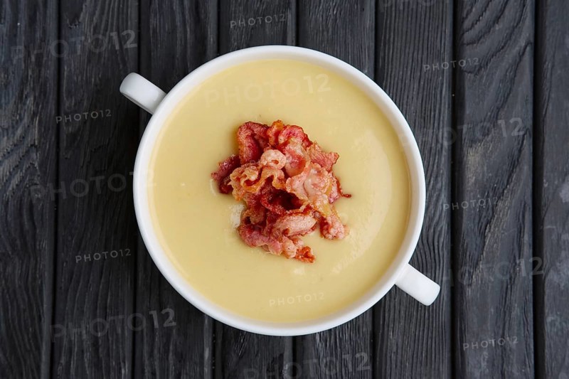 Pea cream soup with bacon chips