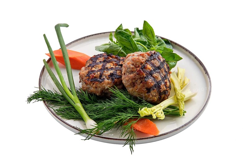Grilled cutlet served with fresh carrot