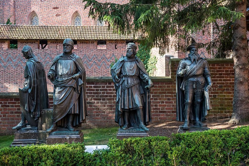 Knight statues