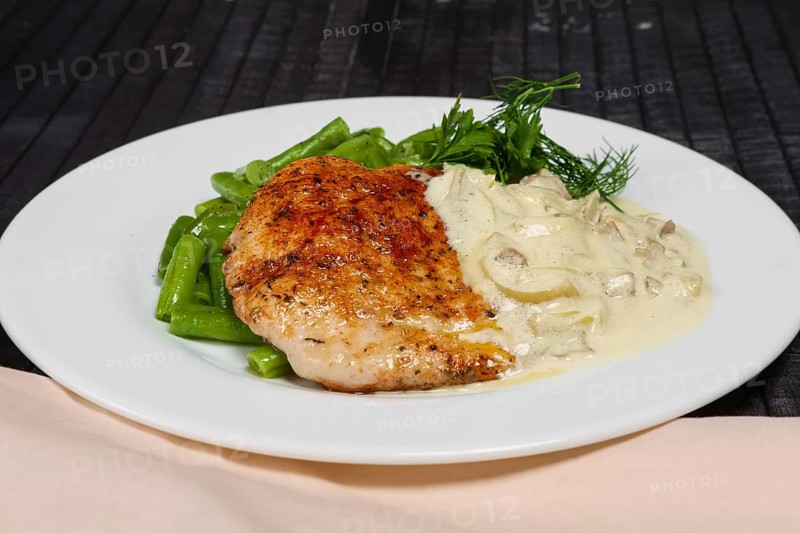 Grilled steak and french green bean with creamy onion sauce