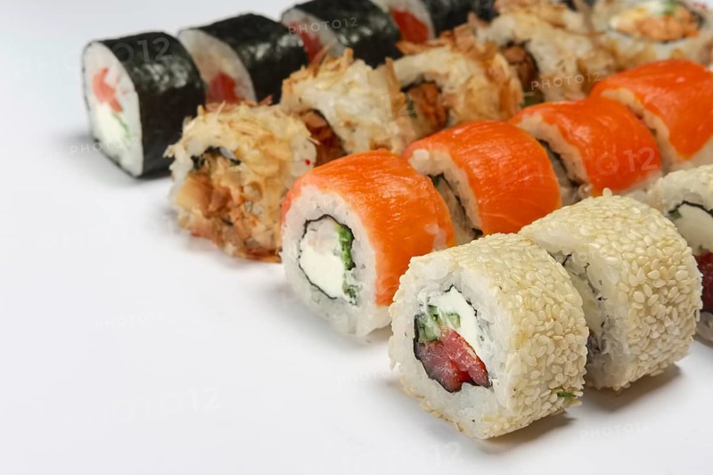 Diagonal set of salmon and tuna rolls