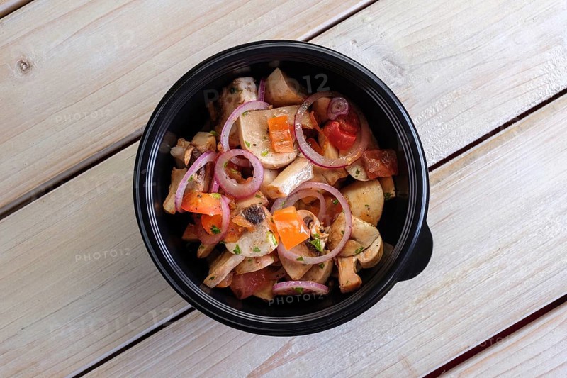 Lightly fried champignon with fresh onion rings and tomato. Snack for drink