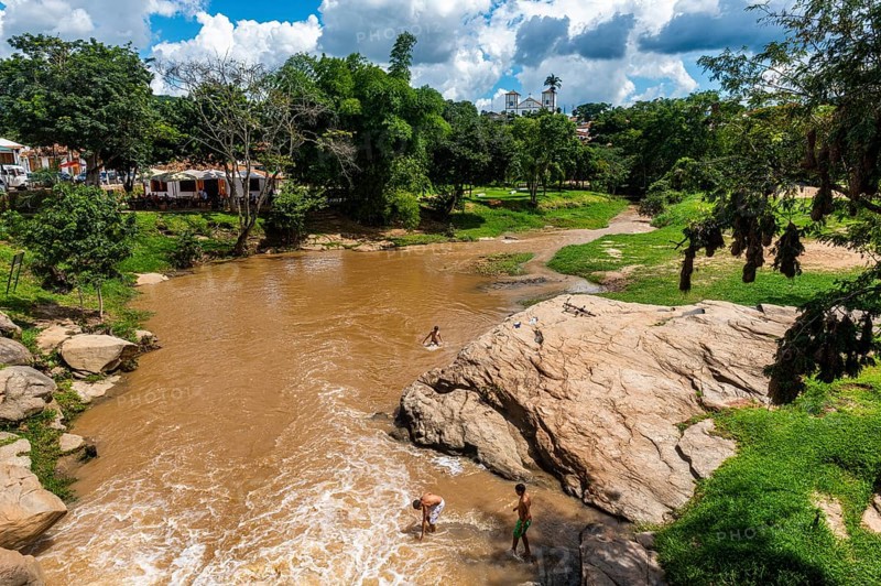 Rio das Almas with the Igreja de Nosso Senhor do Bonfim in the background