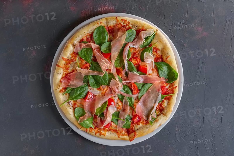Pizza with jamon