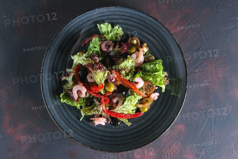 Spanish salad with shrimps and cured tomato
