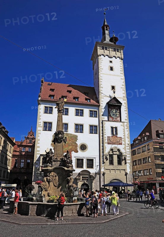 Vierroehrenbrunnen and Beim Grafeneckart