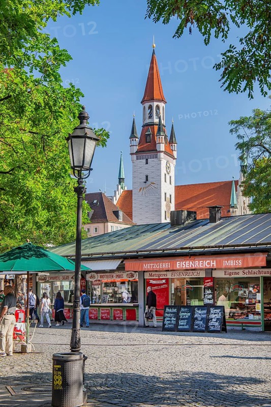Stalls at the Viktualienmarkt with the tower of the Old Town Hall