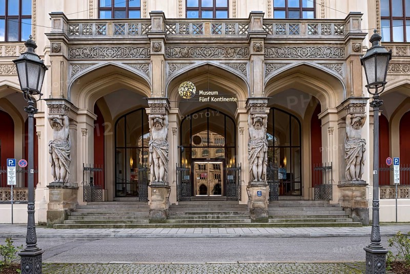 Portal and loggia with monumental atlases of the Museum Fuenf Kontinente