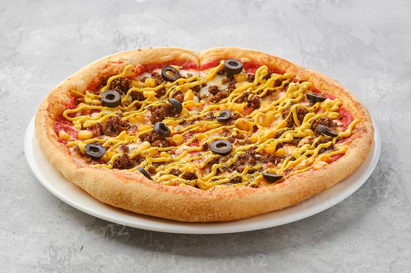 Small size pizza with minced beef meat