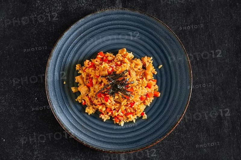 Top view of curry risotto with chicken and bell pepper