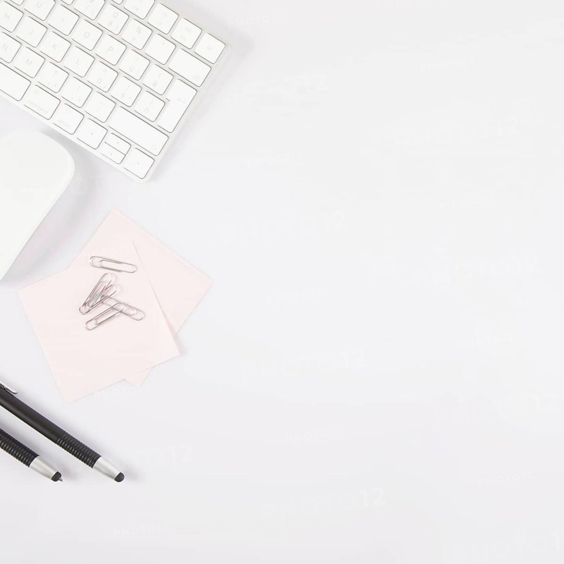 Pens sticky notes near keyboard mouse