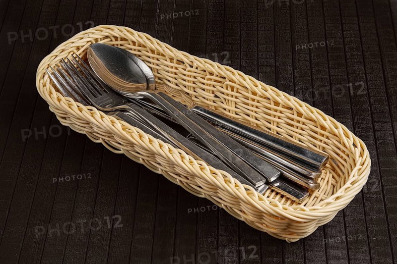 Wicker basket for knives