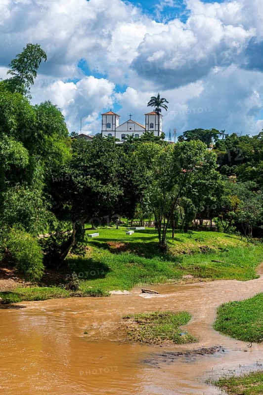 Rio das Almas with the Igreja de Nosso Senhor do Bonfim in the background
