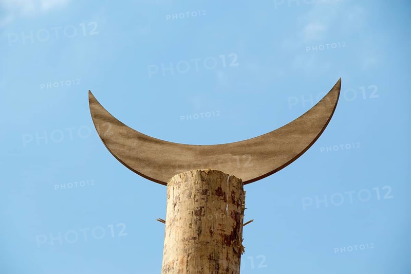 Metal islamic crescent moon icon