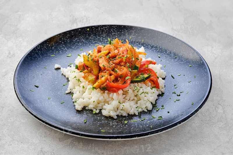 Pulled beef with steamed bell pepper