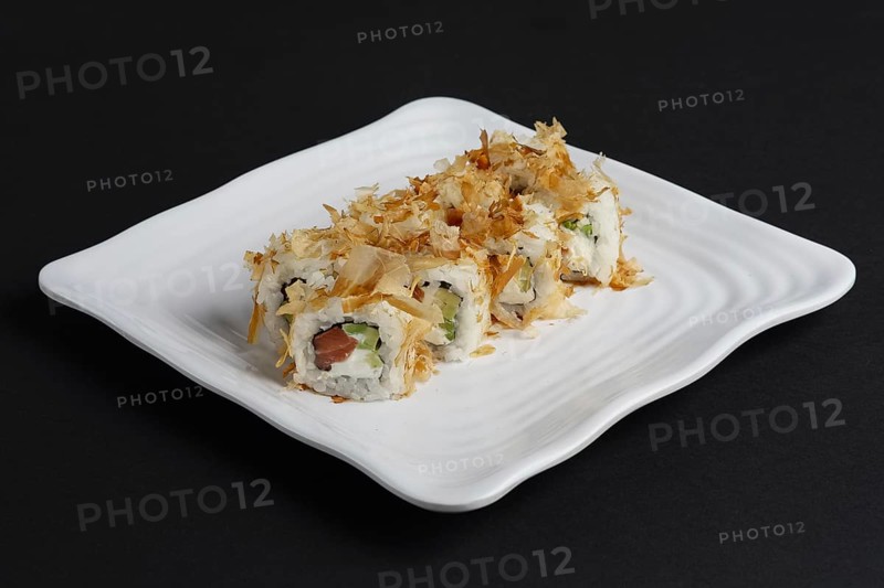 Bonito maki rolls with salmon