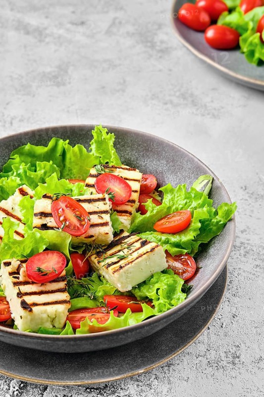 Salad with grilled cheese