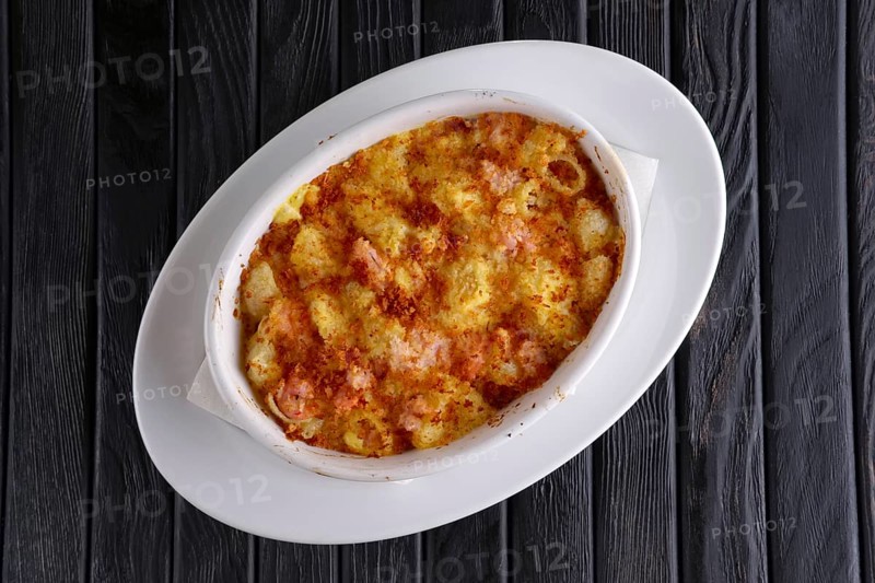 Pasta baked with shrimps and cheese