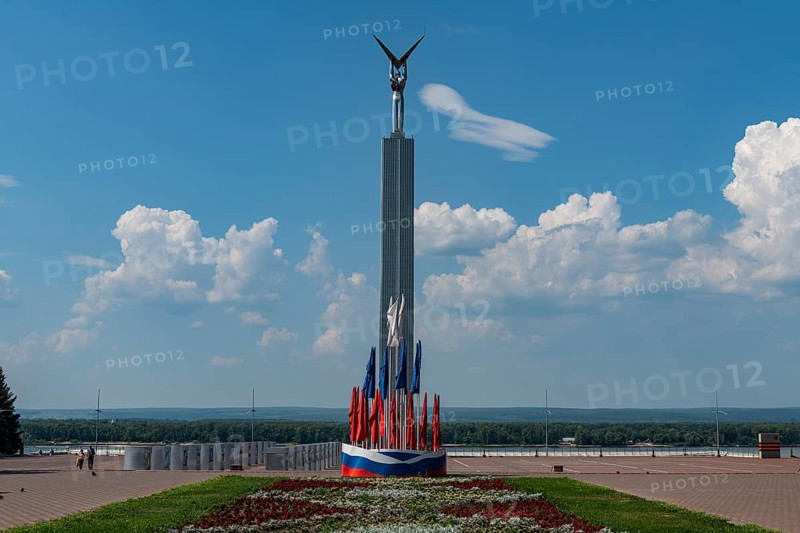Russian flags before the Monument of Glory