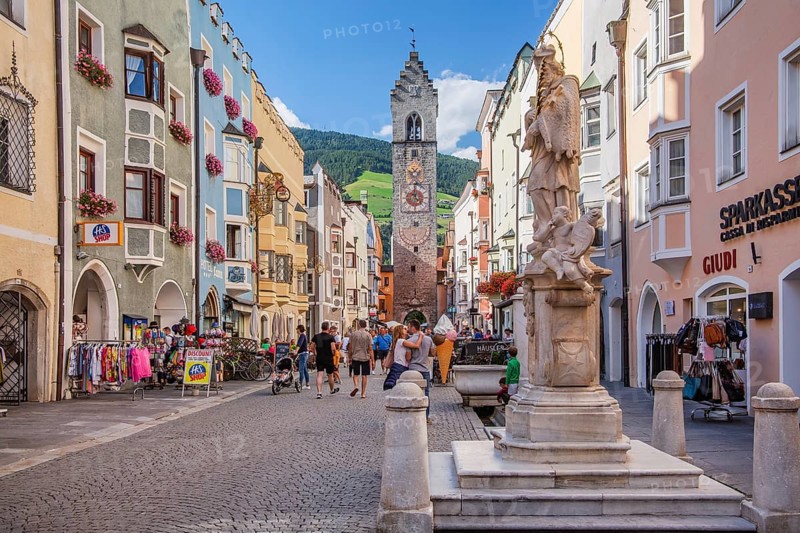 Neustadt pedestrian zone with Zwoelferturm