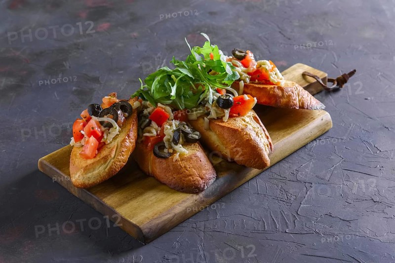 Crispy toasts with tomato