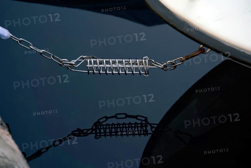 Metal fastening chain