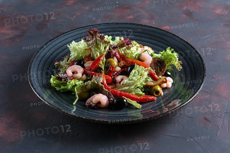 Spanish salad with shrimps and cured tomato