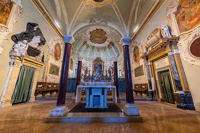 Altaire in the Basilica di Sant'Apollinare Nuovo