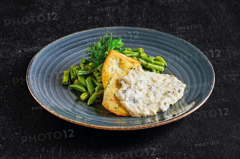 Fried chicken fillet with green beans and mushroom sauce