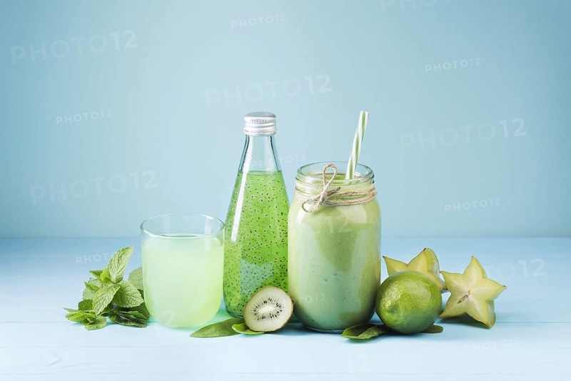 Front view green smoothie drinks