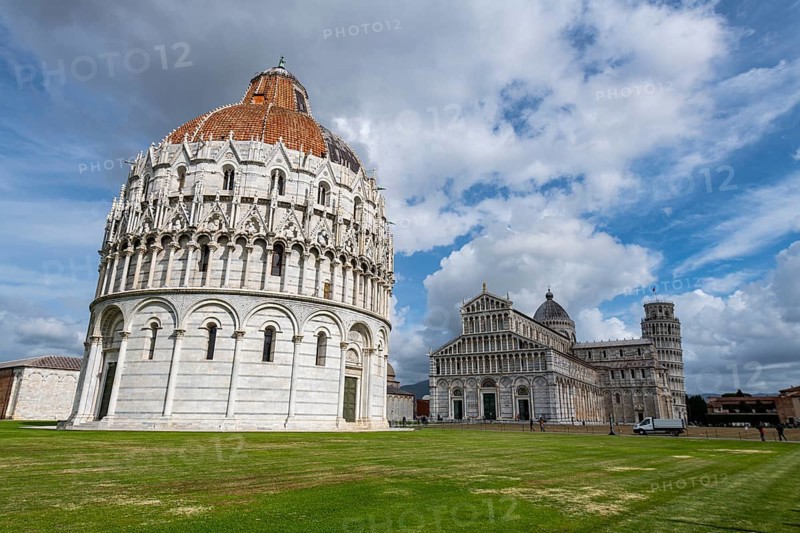 Piazza del Duomo with cathedral and leaning tower