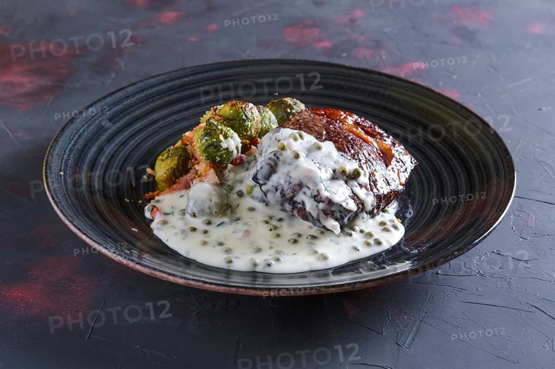 Fried beefsteak with Brussels sprouts and creamy pea sauce