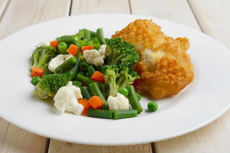 Fish fillet in batter with boiled vegetables