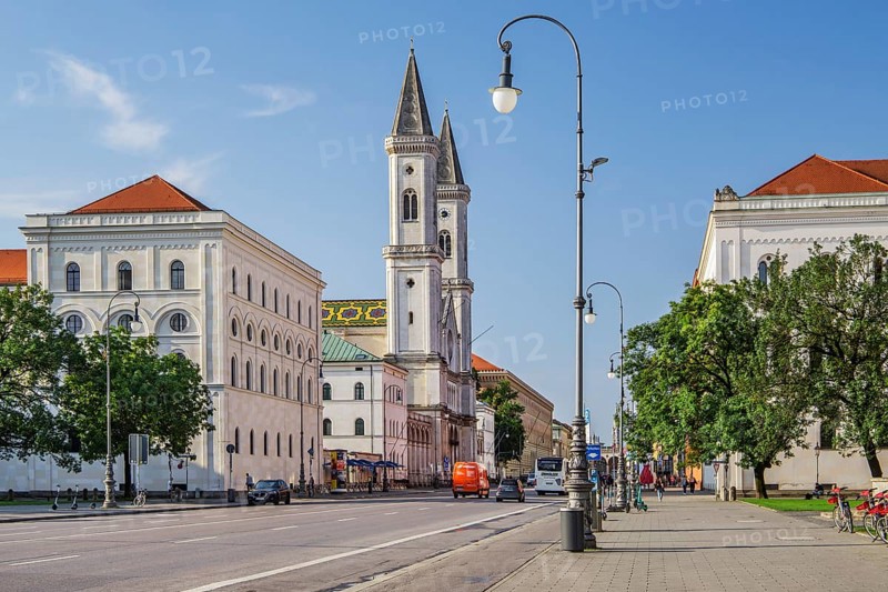 Geschwister Scholl Platz with Ludwigskirche