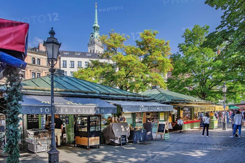 Stalls at the Viktualienmarkt with the tower Alter Peter