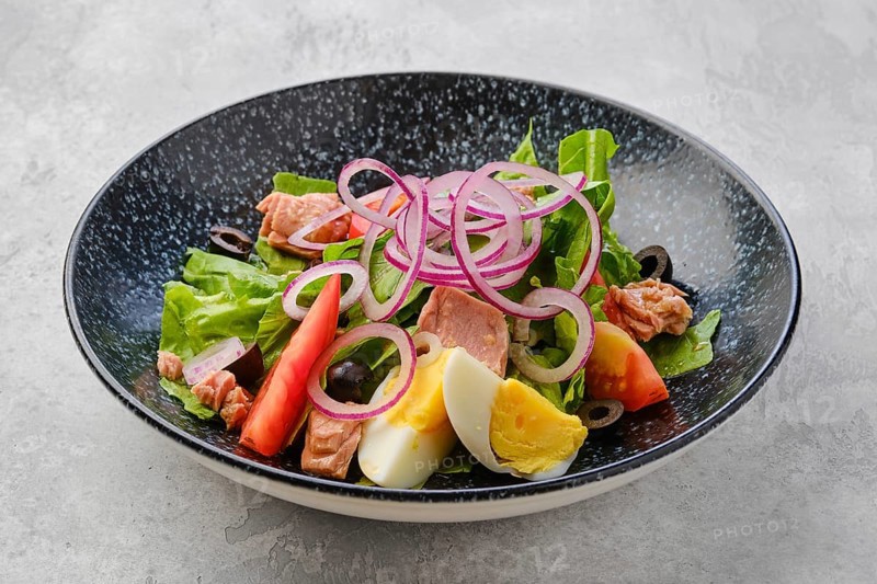 Salad with lettuce