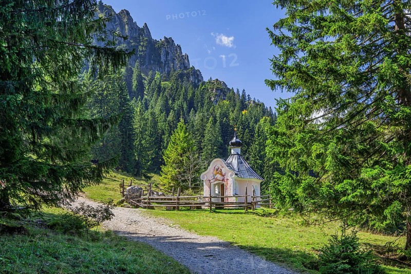 Hiking trail with St. Joseph's Chapel below Puerschling