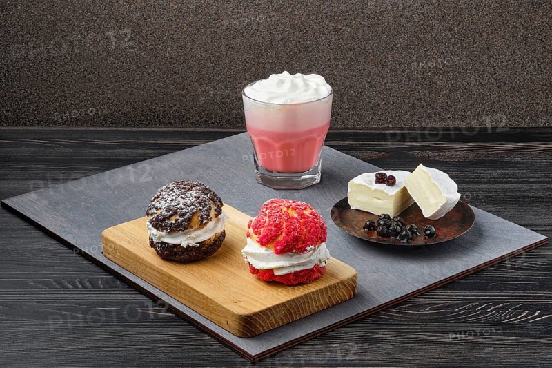 Cake shu and strawberry coffee with soft cheese foam