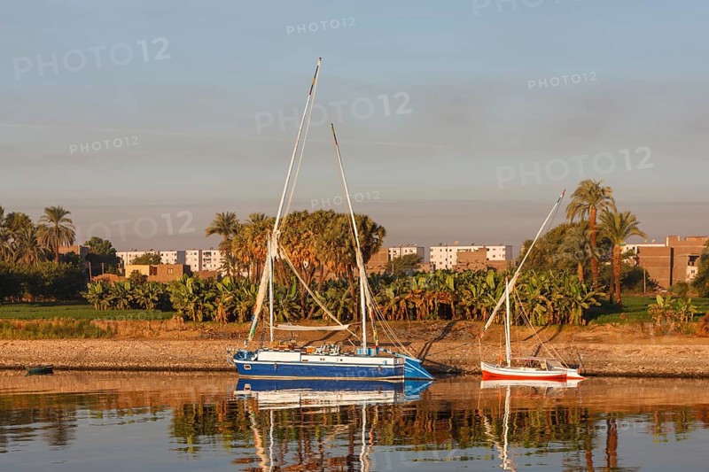 Excursion boat anchors on the shore