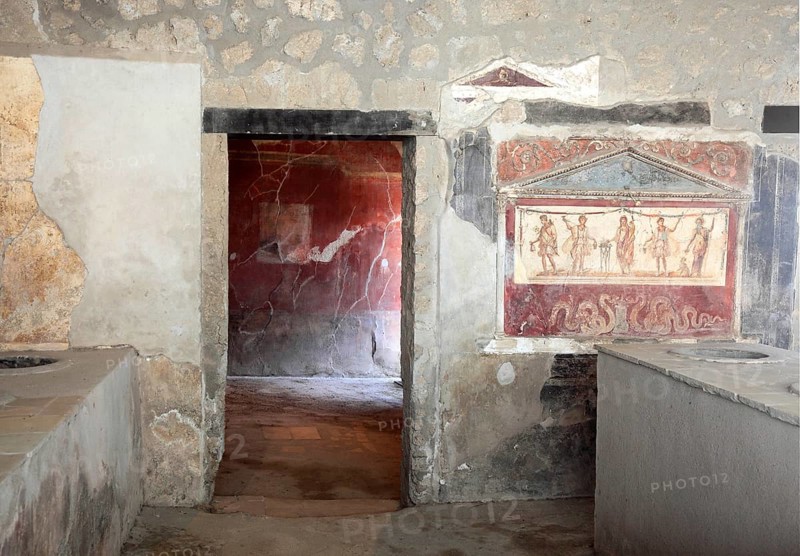 In the Thermopolium of the Asellina