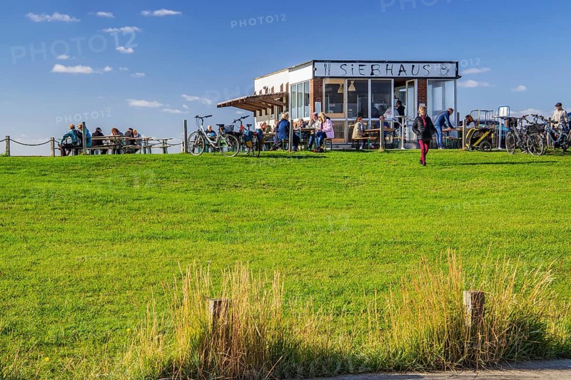 Siebhaus beach restaurant with sun terrace on the dyke