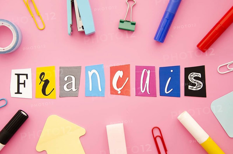 Francais lettering pink background