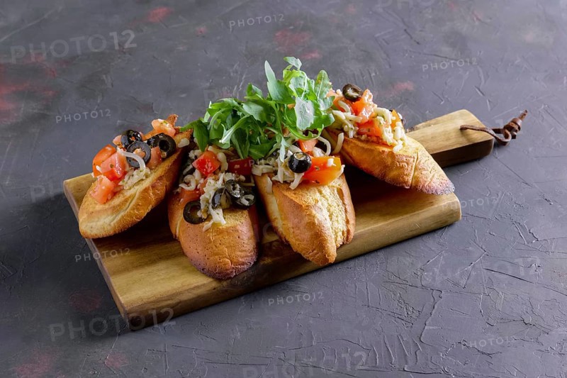 Crispy toasts with tomato