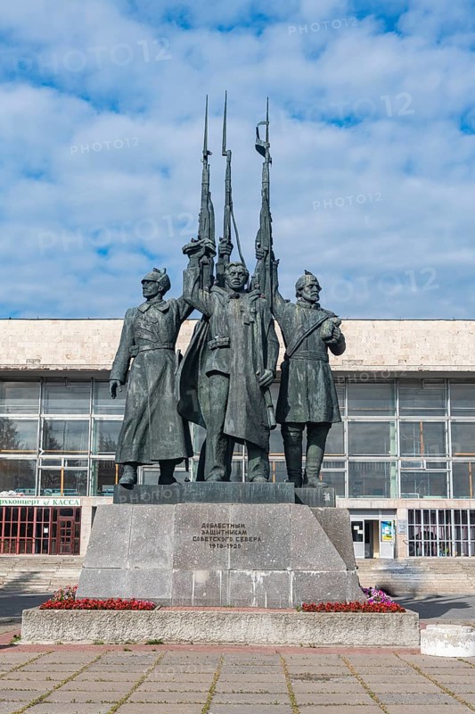 Monument to heroic defenders of the Soviet north